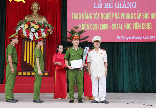 Trung tướng, GS.TS Nguyễn Xuân Yêm, Giám đốc Học viện CSND trao Bằng tốt nghiệp đại học cho các tân cử nhân khóa D35